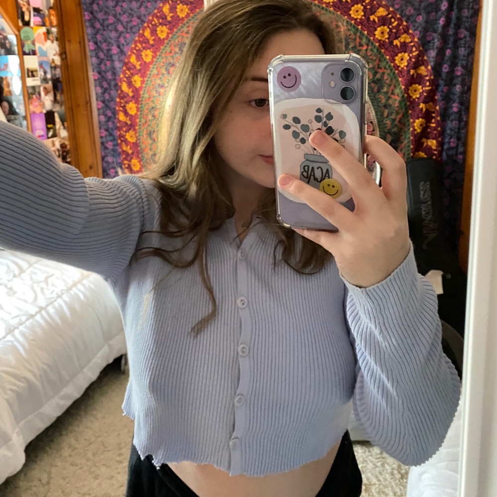 Cropped Button-Up Sweater - Picture 4 of 5